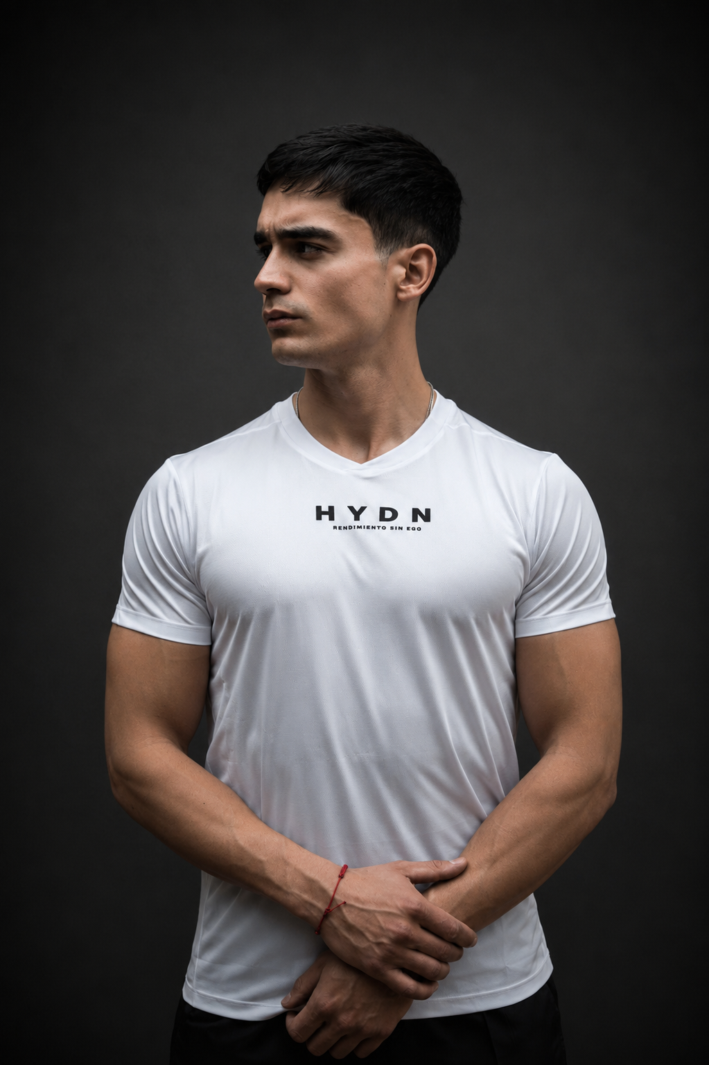 Polera Dry Fit HYDN blanca, vista frontal con logo HYDN