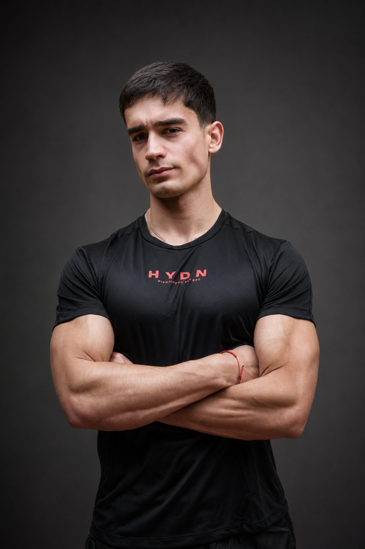 Polera Dry Fit HYDN negra, vista frontal con logo HYDN, atleta híbrido