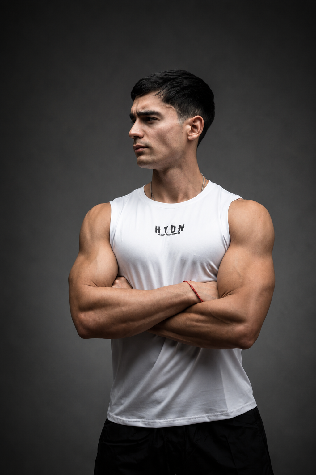 Musculosa HYDN blanca de entrenamiento, vista frontal con logo HYDN