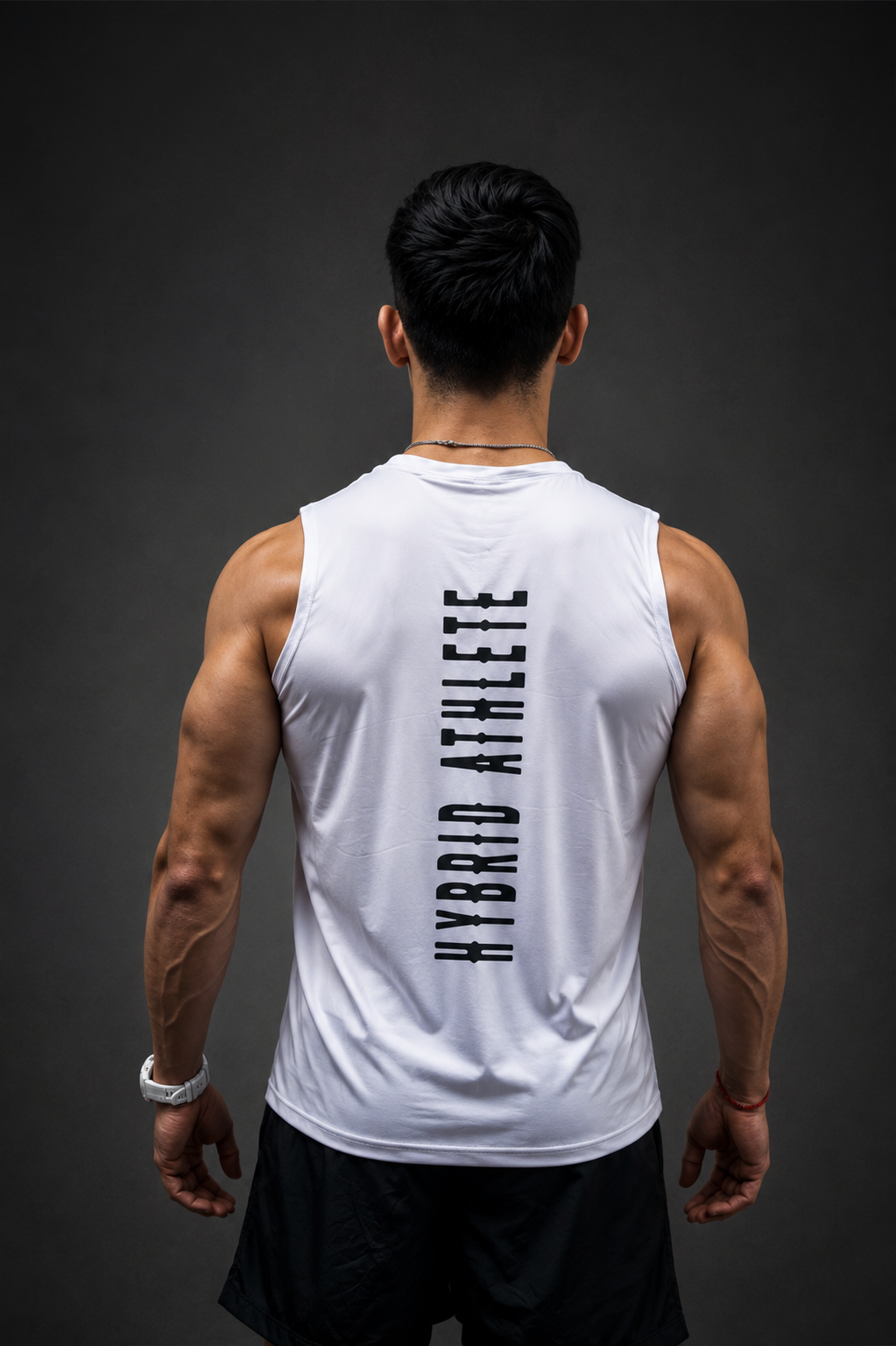 Espalda musculosa HYDN blanca con estampado vertical HYBRID ATHLETE en negro