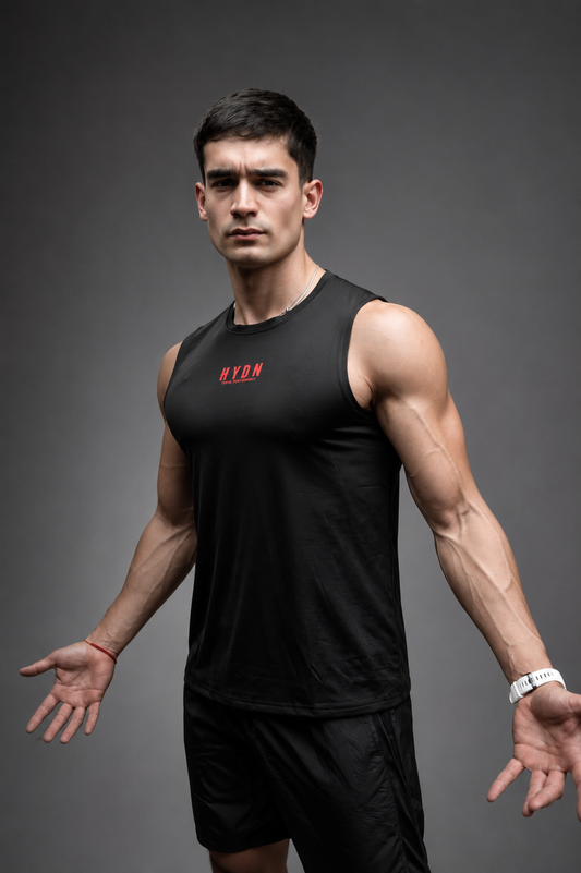 Musculosa HYDN negra de entrenamiento, vista frontal con logo HYDN