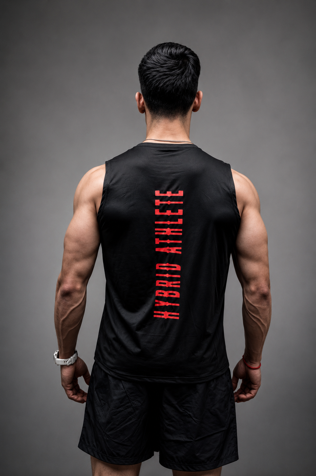 Espalda musculosa HYDN negra con estampado vertical HYBRID ATHLETE en rojo