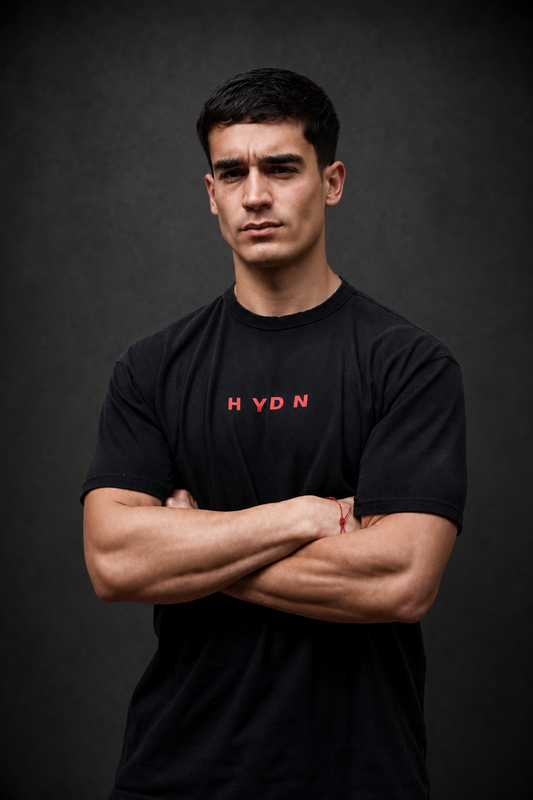 Polera oversize HYDN Hybrid Club washed black, vista frontal con logo HYDN en rojo
