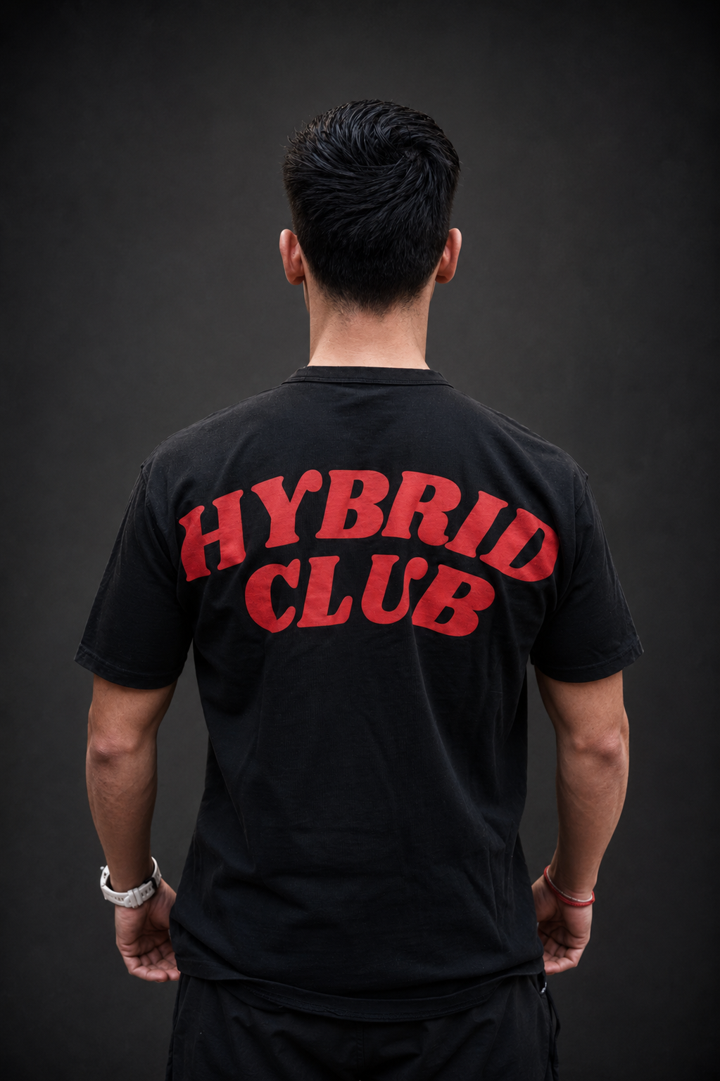 Espalda polera oversize HYDN con estampado HYBRID CLUB en rojo