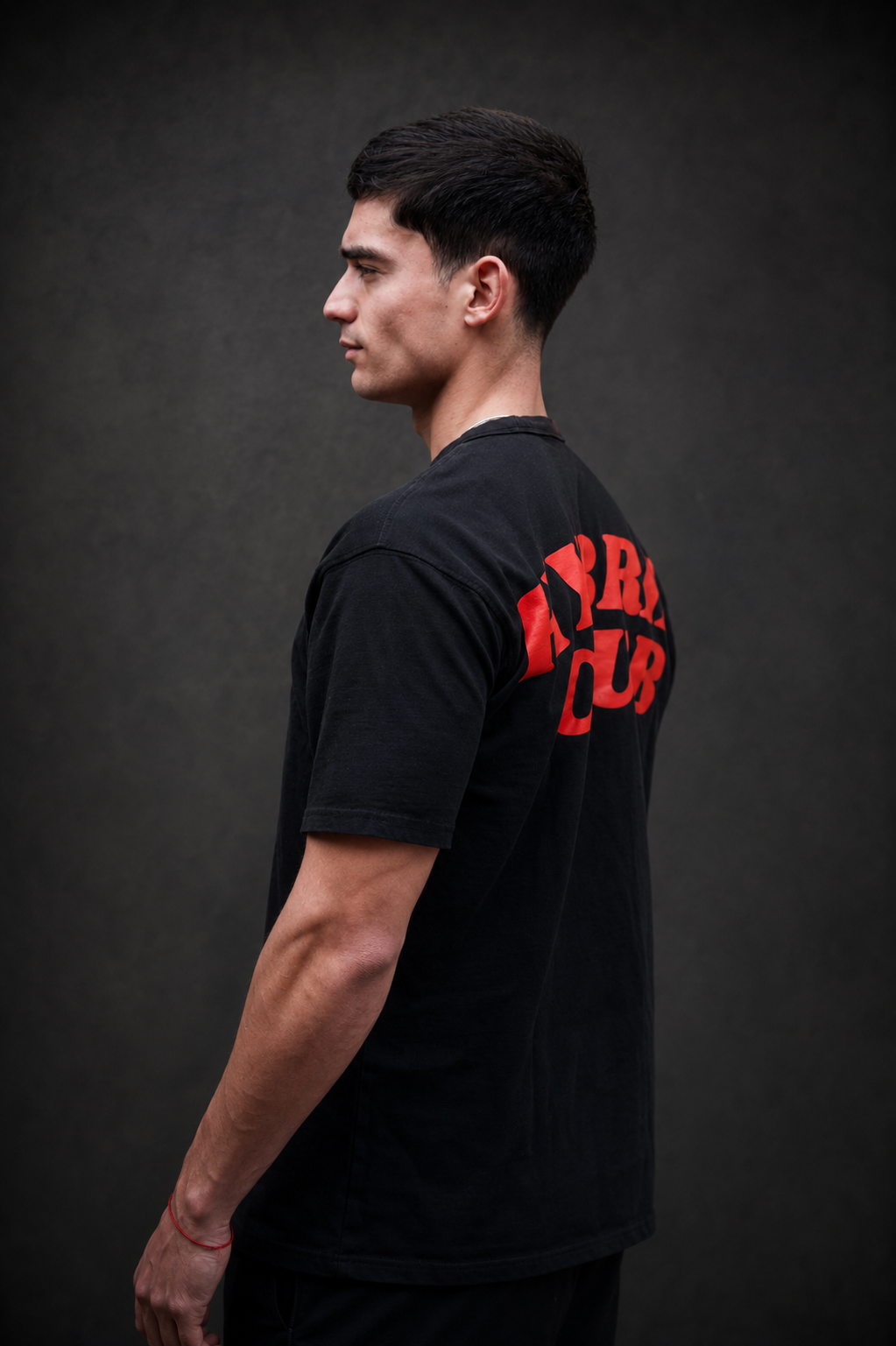 Vista lateral del ajuste oversize de la polera HYDN Hybrid Club