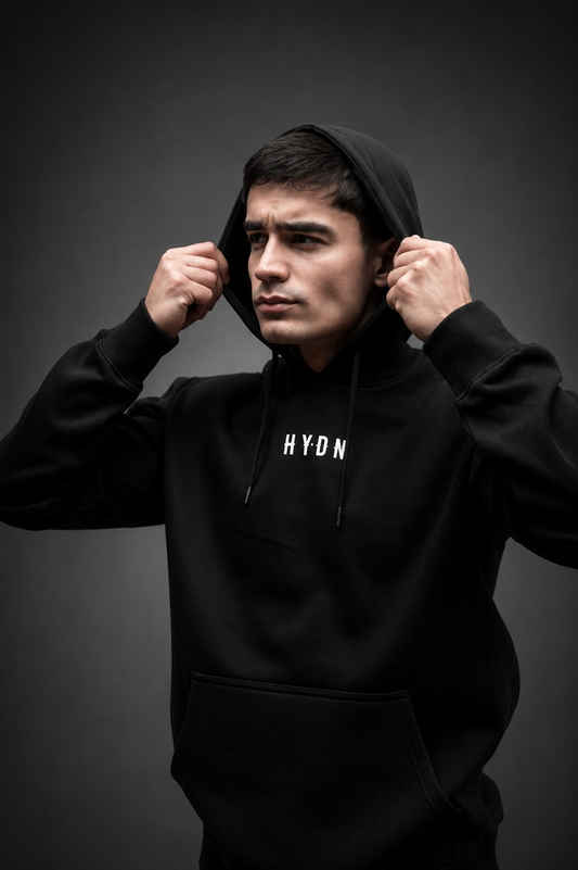 Polerón HYDN Hybrid Club negro con capucha puesta, vista frontal, atleta híbrido