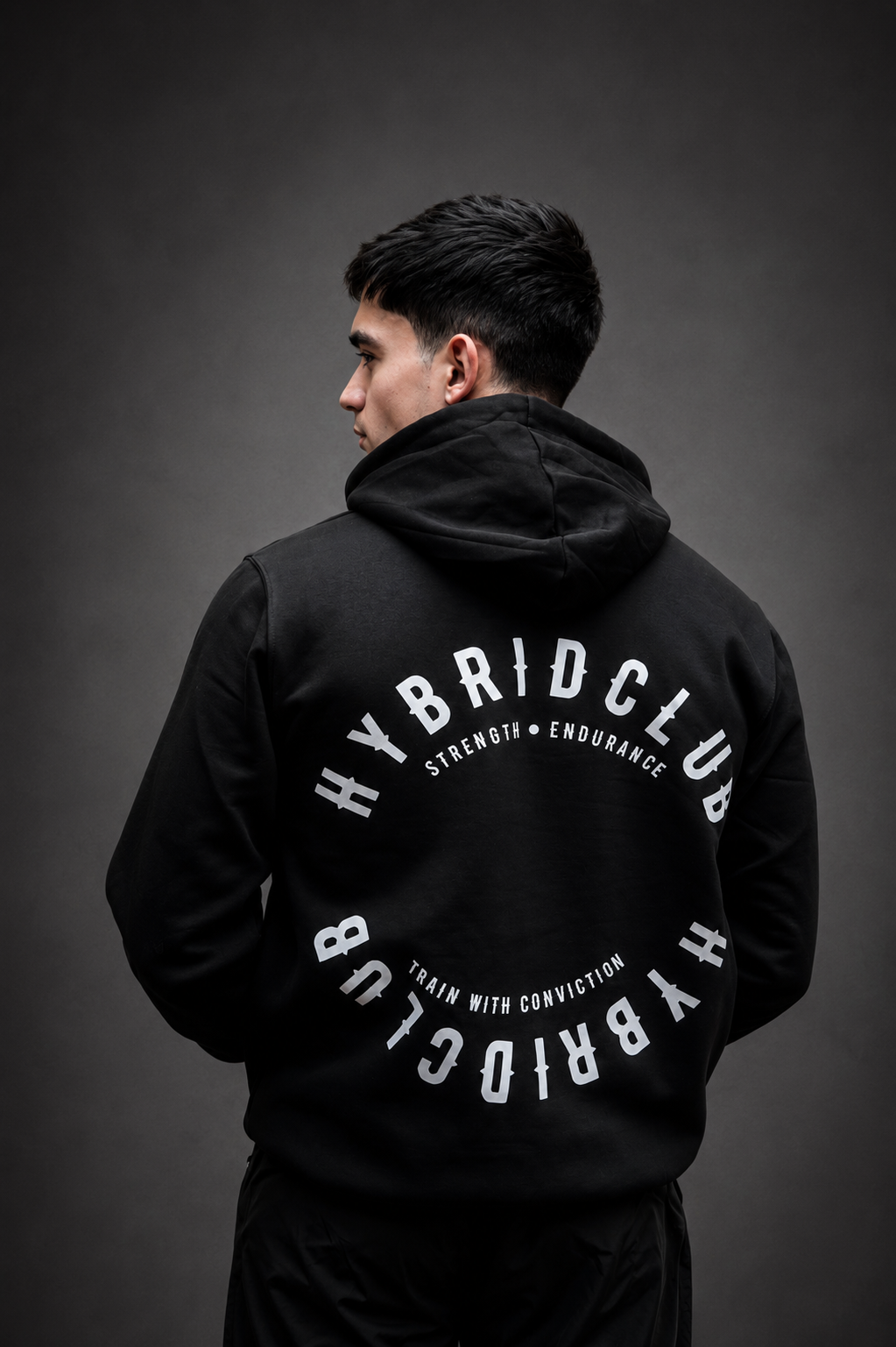 Espalda del Polerón HYDN Hybrid Club con estampado circular STRENGTH ENDURANCE TRAIN WITH CONVICTION