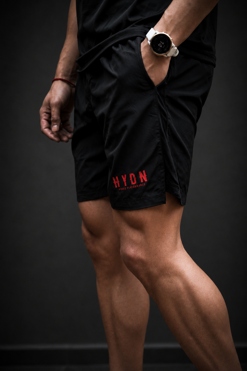 Detalle del bolsillo lateral del short HYDN negro